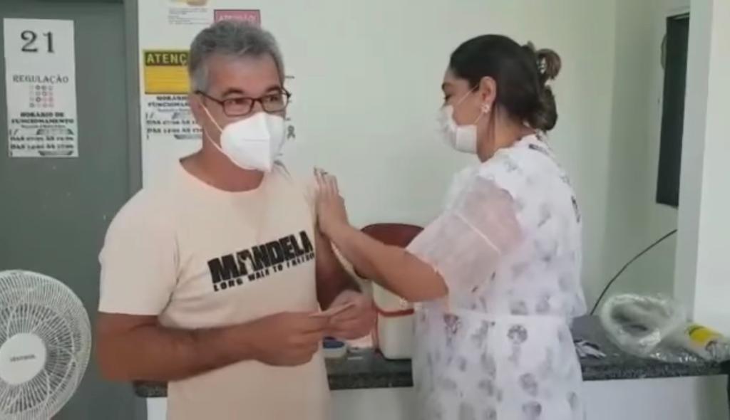 Jorge Viana toma a primeira dose da vacina anticovid em centro construído por ele na época em que foi prefeito